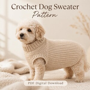 Könnte beinhalten: Ein beigefarbener Hunde-Häkelpullover an einem kleinen Hund. Der Pullover hat einen gerippten Kragen und Armausschnitte. Der Text "Crochet Dog Sweater Pattern" steht oben im Bild und "PDF Digital Download" unten.