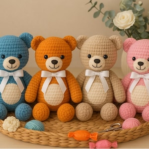 Può includere: Quattro orsetti di peluche all'uncinetto fatti a mano in blu, arancione, beige e rosa, ognuno con un papillon bianco. Sono su un vassoio intrecciato con materiali per l'artigianato. Gli orsi hanno occhi neri e pance beige.