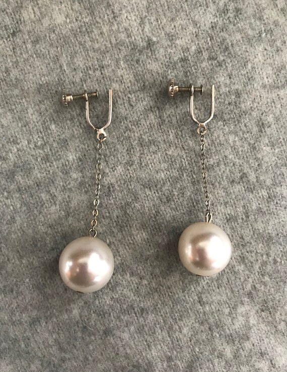 Large Vintage Faux Pearl Dangle Earrings - Screw … - image 2