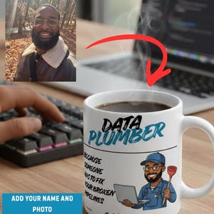 Puede incluir: Taza de cerámica blanca con el texto "DATA PLUMBER" y una ilustración de dibujos animados de un hombre sosteniendo una computadora portátil y un desatascador. La taza también tiene el texto "BECAUSE SOMEONE HAS TO FIX YOUR BROKEN PIPELINES" y "Add a Name".