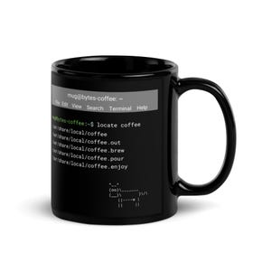 Op de afbeelding: Zwarte koffiemok met een wit scherm waarop een code-snippet wordt weergegeven over het vinden van koffie. De code is geschreven in een terminalvenster met de tekst "mug@bytes-coffee: ~" bovenaan. De code bevat de tekst "locate coffee" en "coffee.enjoy".