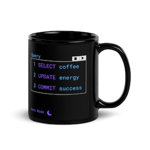 Könnte beinhalten: Schwarze Kaffeetasse mit einem weißen Bildschirm, auf dem eine Codeabfrage mit dem Text "SELECT coffee", "UPDATE energy" und "COMMIT success" angezeigt wird. Die Tasse hat auch den Text "Dark Mode" und ein Halbmond-Symbol.