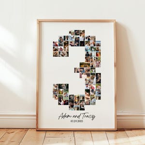 Op de afbeelding: Een ingelijst fotocollage in de vorm van het cijfer 3, gemaakt van kleinere foto's van een stel. De tekst "Adam en Tracy 03.24.2023" is onder de collage afgedrukt.