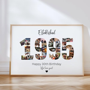 Op de afbeelding: Witte ingelijste fotoprint met een collage van foto's die de cijfers 1995 vormen. De tekst "Established" staat boven de cijfers en "Happy 30th Birthday We love you!" staat onder de cijfers.