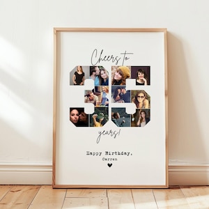 Könnte beinhalten: Ein weißer gerahmter Foto-Collage mit einer Schwarzweiß-Fotomontage von Personen in Form der Zahl 35. Der Text "Cheers to 35 years! Happy Birthday, Carren" ist unter der Collage gedruckt.
