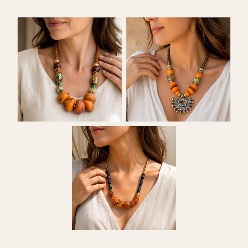 Puede incluir: Tres collares con diversos estilos de cuentas. El primero tiene cuentas naranjas, verdes y rojo oscuro. El segundo presenta cuentas naranjas y un colgante plateado semicircular. El tercero muestra cuentas oscuras y cuentas circulares &aacute;mbar.