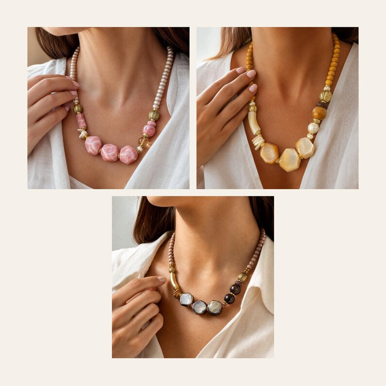 Pu&ograve; includere: Tre collane con vari design di perline. Una presenta pietre marmorizzate rosa e perle bianche. Un'altra mostra perline geometriche gialle e color crema con accenti dorati. La terza presenta pietre sfaccettate grigio scuro e perline marroni.