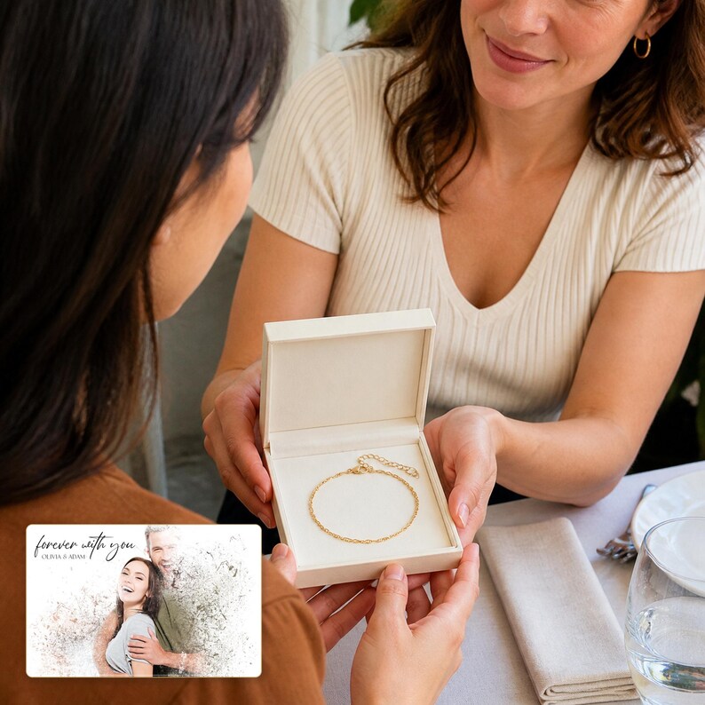 Puede incluir: Una pulsera de cadena en tono dorado con un dise&ntilde;o de eslabones delicados presentada dentro de un joyero cuadrado de color crema abierto. Se incluye una tarjeta rectangular con una fotograf&iacute;a impresa de una pareja y el texto "forever with you".