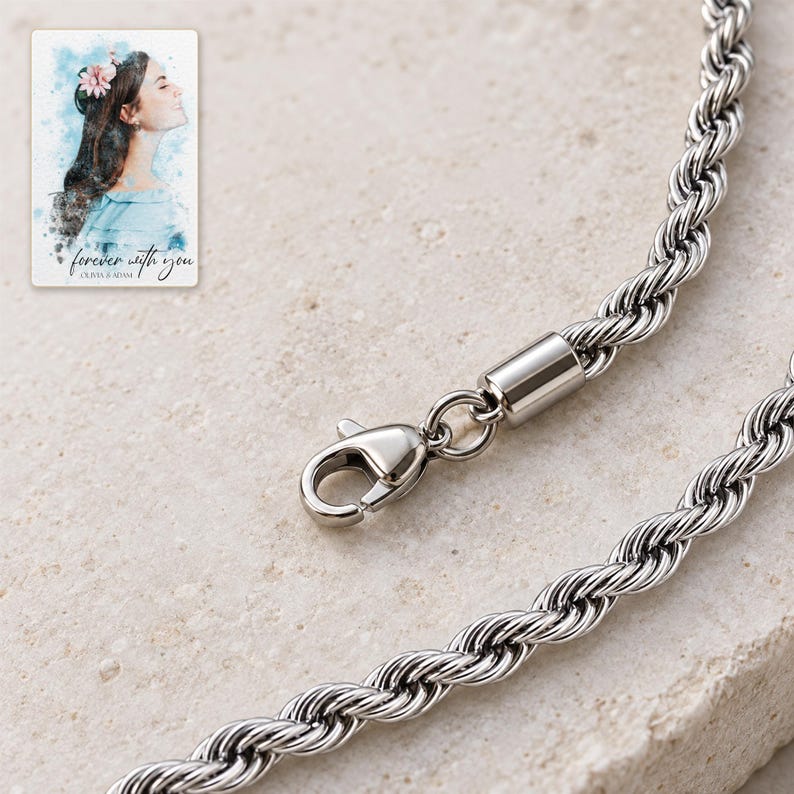 Macro view of fine twisted rope links, cylindrical end cap and matching lobster clasp. A personalized digital greeting card is shown alongside.