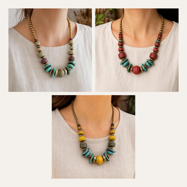 Op de afbeelding: Drie kettingen met messingkleurige metalen kralen langs de bovenste ketting, geaccentueerd met een verscheidenheid aan getextureerde, veelkleurige kralen in tinten turkoois, rood, geel en aards bruin, gerangschikt in een symmetrisch ontwerp.
