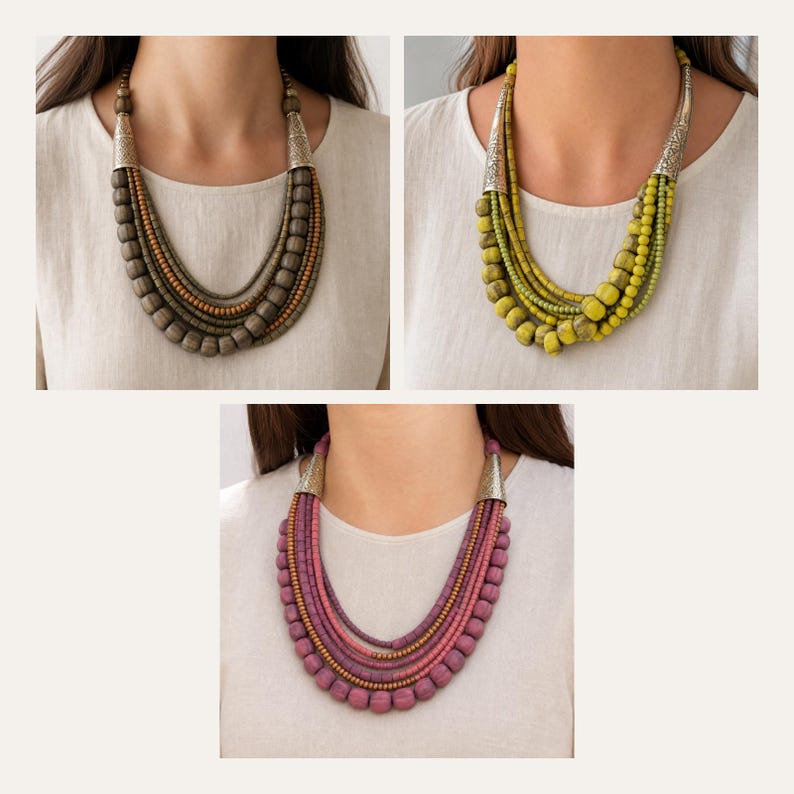 Pu&ograve; includere: Tre collane a pi&ugrave; fili con perline di legno stratificate nei colori marrone, verde lime e viola. Ogni collana presenta terminali conici in metallo argentato con motivi in rilievo che collegano i fili a un cordoncino centrale.