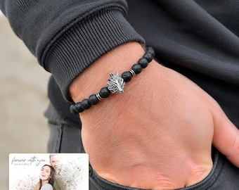Pulsera de cuentas con cabeza de lobo, personalizable, negra con detalles en tono dorado.