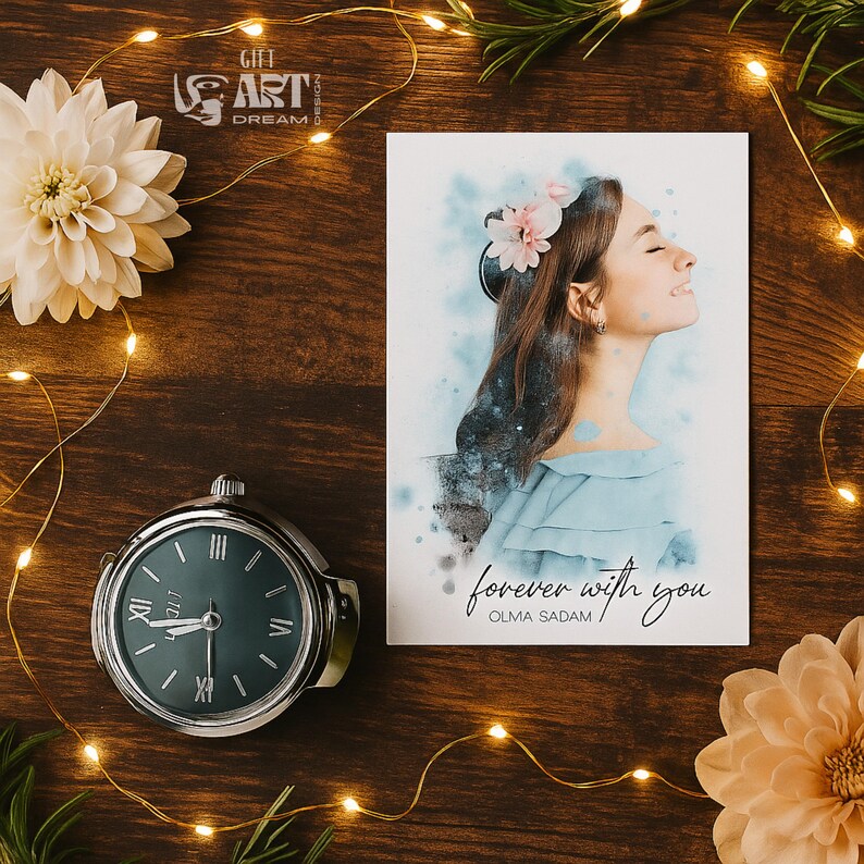 Peut inclure: Une carte de v&oelig;ux avec un portrait &agrave; l'aquarelle d'une femme portant une couronne de fleurs, avec le texte "forever with you". Une montre de poche verte et argent&eacute;e et des fleurs blanches sont &eacute;galement pr&eacute;sentes.