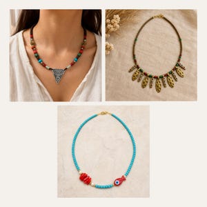 Op de afbeelding: Drie kettingen: &eacute;&eacute;n met veelkleurige kralen en een zilveren driehoekige hanger, &eacute;&eacute;n met kleine donkere kralen en hangende goudkleurige bladbedels, en &eacute;&eacute;n met turquoise kralen, rode koraalachtige segmenten en een rode visbedel.