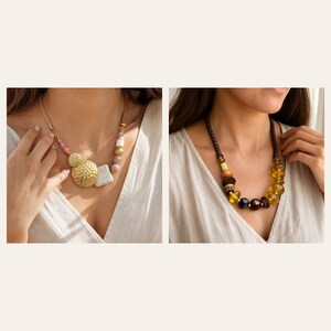 Puede incluir: Dos collares. El collar de la izquierda presenta un gran disco dorado martillado, un cuadrado blanco texturizado y cuentas de color rosa viol&aacute;ceo en un cord&oacute;n fino. El collar de la derecha tiene cuentas marrones, amarillas y naranjas.