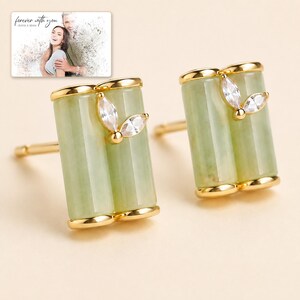 Pale green bamboo-shaped stud earrings with gold-tone edges, display view. A personalized greeting-card example appears in the corner.