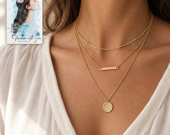 Collar con colgante de barra satélite, cadena de tres capas en tono dorado, colgante redondo martillado personalizado, regalo para ella.