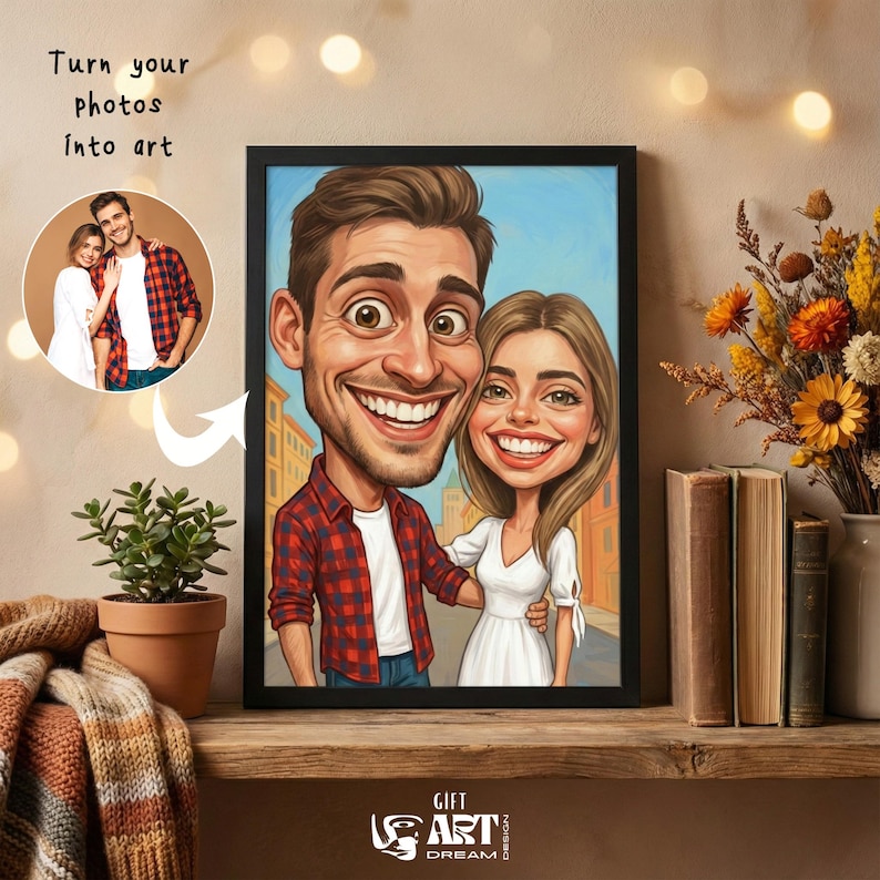 K&ouml;nnte beinhalten: Ein gerahmtes Karikaturportr&auml;t eines Paares mit &uuml;bertriebenen Gesichtsz&uuml;gen, vor dem Hintergrund einer Stadtlandschaft. Das Kunstwerk befindet sich in einem schwarzen Rahmen und enth&auml;lt den Text "Turn your photos into art" und das Logo "Gift Art Dream".
