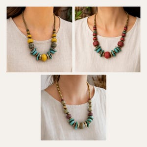 Puede incluir: Tres collares con cuentas met&aacute;licas en tono dorado y una variedad de cuentas texturizadas y coloridas en tonos amarillo, turquesa, rojo y verde tierra. Los dise&ntilde;os incorporan cuentas redondas, cil&iacute;ndricas y en forma de disco plano.