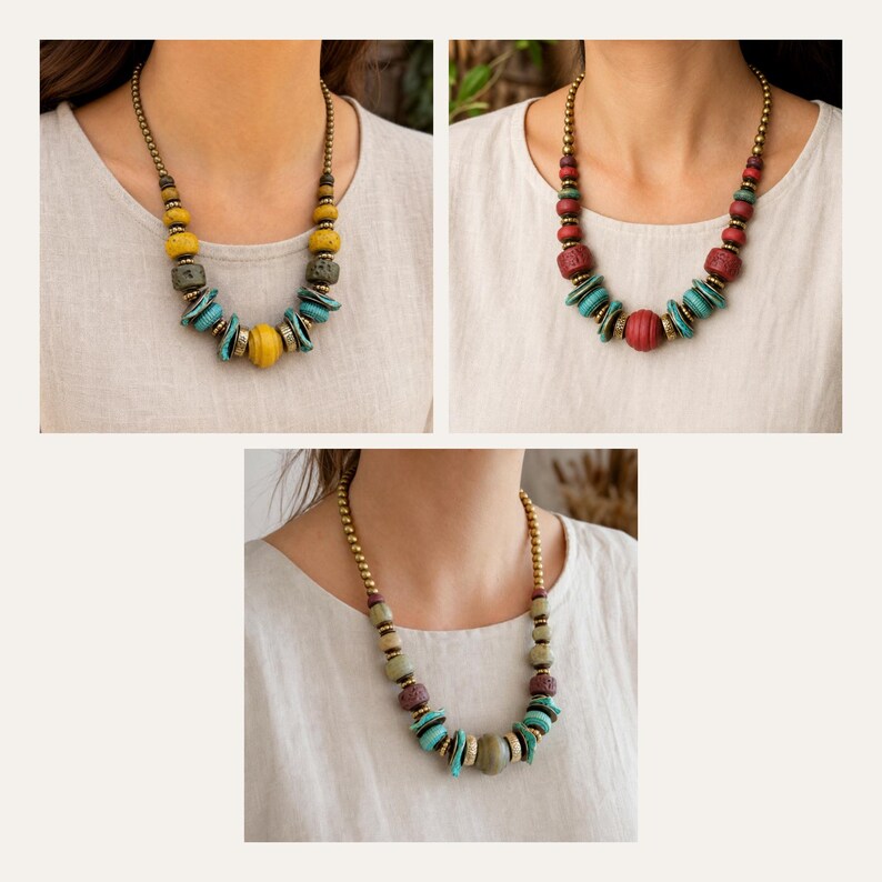 Puede incluir: Tres collares con cuentas met&aacute;licas en tono dorado y una variedad de cuentas texturizadas y coloridas en tonos amarillo, turquesa, rojo y verde tierra. Los dise&ntilde;os incorporan cuentas redondas, cil&iacute;ndricas y en forma de disco plano.