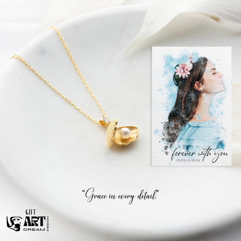 Op de afbeelding: Een goudkleurige ketting met een schelpenhanger met een parel. De afbeelding bevat een aquarelportret en de tekst "forever with you". De tekst "Grace in every detail" is ook aanwezig.