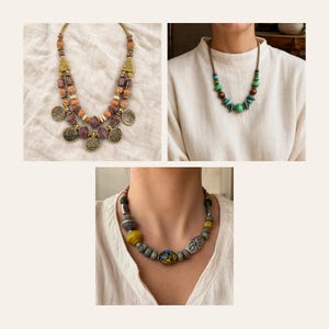 Puede incluir: Tres collares con diversos estilos de cuentas. Uno es un collar de doble hebra con cuentas moradas y beige y dijes de metal dorado. Otro presenta cuentas verdes y marrones. El tercero muestra una mezcla de cuentas amarillas, grises y estampadas.