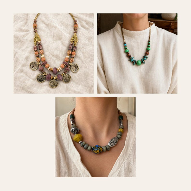 Puede incluir: Tres collares con diversos estilos de cuentas. Uno es un collar de doble hebra con cuentas moradas y beige y dijes de metal dorado. Otro presenta cuentas verdes y marrones. El tercero muestra una mezcla de cuentas amarillas, grises y estampadas.