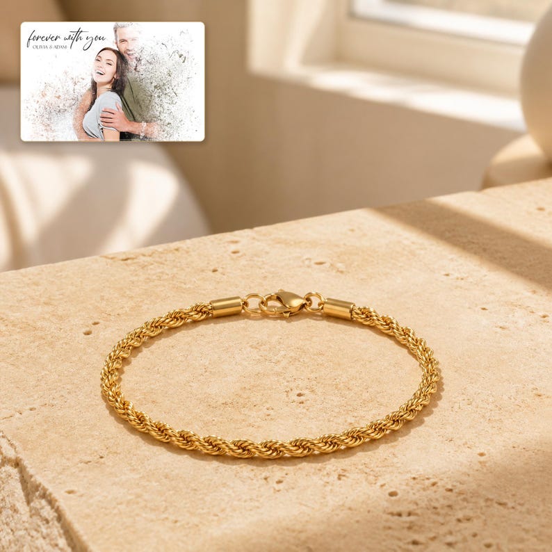 Pu&ograve; includere: Un bracciale a catena ritorta color oro con chiusura a moschettone. Nell'angolo in alto a sinistra, una carta rettangolare mostra una fotografia in bianco e nero di una coppia con il testo "forever with you" e "OLIVIA & ADAM" stampato sopra.