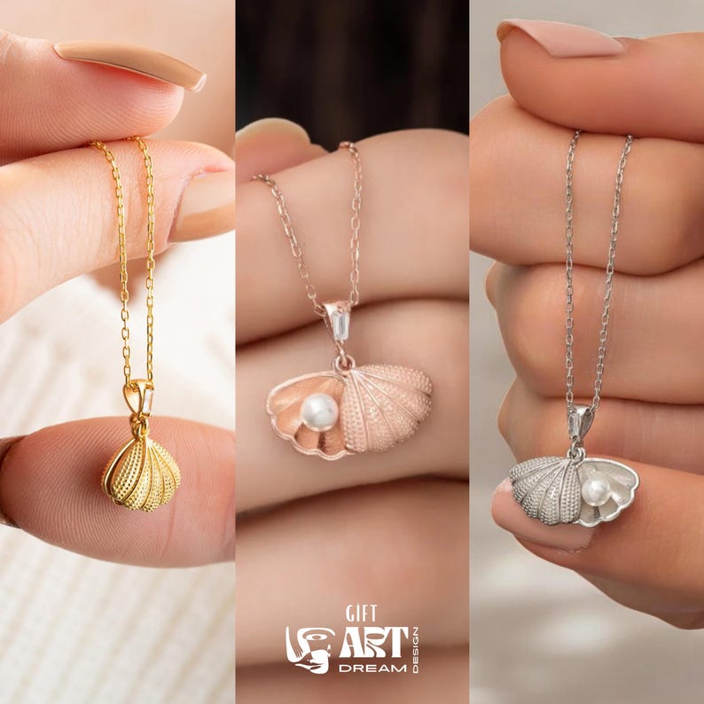 Op de afbeelding: Drie kettingen met schelpenhangers in goud, ros&eacute;goud en zilver. Elke ketting heeft een delicate ketting en een hanger in de vorm van een schelp, met een klein parelaccent. De afbeelding bevat de tekst "GIFT ART DREAM DESIGN".