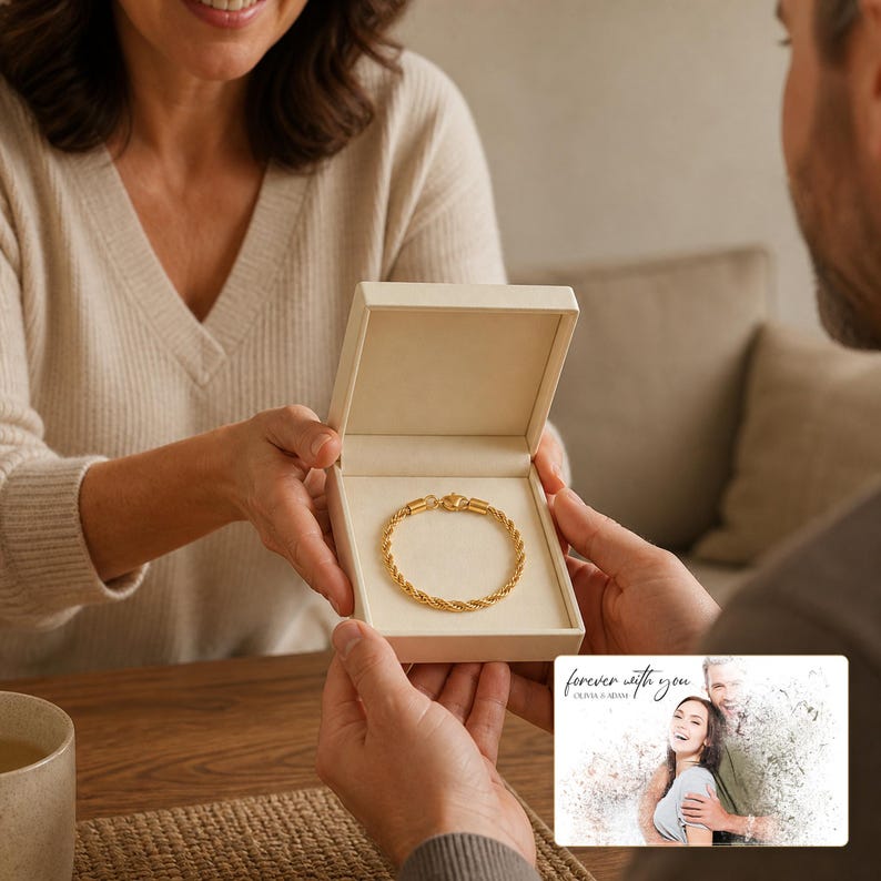 Pu&ograve; includere: Un bracciale a catena ritorta color oro con chiusura a moschettone, presentato all'interno di un portagioie quadrato color crema aperto. Il bracciale presenta un design in metallo intrecciato ed &egrave; esposto su una fodera interna liscia e chiara.