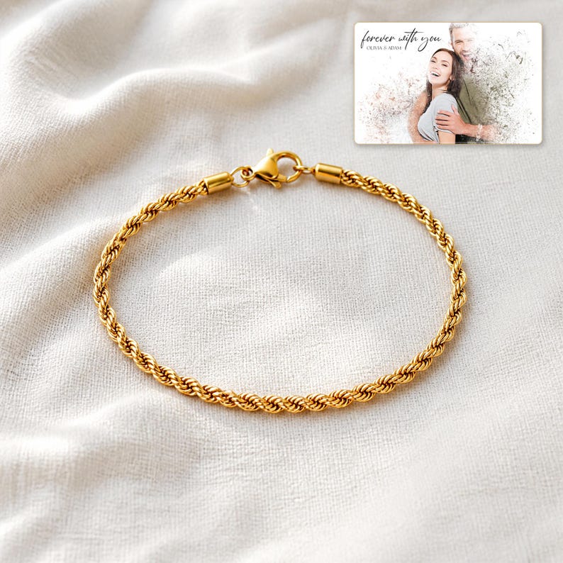 Pu&ograve; includere: Un bracciale a catena a corda color oro con chiusura a moschettone. Nell'angolo in alto a destra, una carta rettangolare mostra una fotografia in bianco e nero di una coppia con il testo "forever with you" e "OLIVIA & ADAM" stampato sopra.