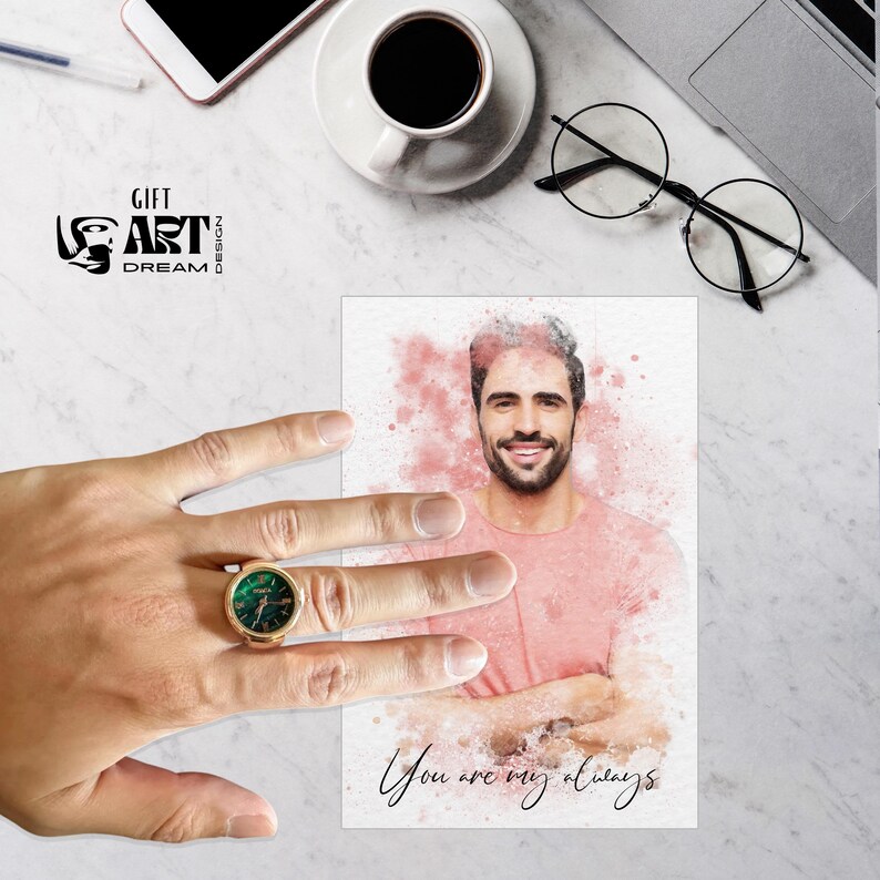 Peut inclure: Une bague dor&eacute;e avec un cadran de montre vert est port&eacute;e sur une main, &agrave; c&ocirc;t&eacute; d'une photo d'un homme en chemise rose et du texte "You are my always". Une tasse de caf&eacute;, des lunettes et un t&eacute;l&eacute;phone sont sur la table.