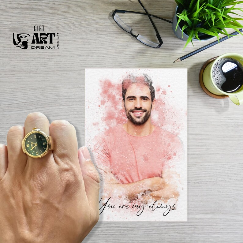 Peut inclure: Une bague montre dor&eacute;e avec un cadran vert fonc&eacute; est port&eacute;e sur une main. Un portrait &agrave; l'aquarelle d'un homme souriant en chemise rose est &agrave; c&ocirc;t&eacute; de la bague. Le texte "You are my always" est &eacute;crit sur le portrait.