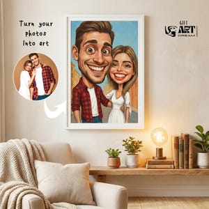 K&ouml;nnte beinhalten: Ein gerahmtes Karikaturportr&auml;t eines l&auml;chelnden Paares mit &uuml;bertriebenen Gesichtsz&uuml;gen, vor dem Hintergrund einer Stadtlandschaft. Der Mann tr&auml;gt ein rot kariertes Hemd, die Frau ein wei&szlig;es Kleid. Das Bild tr&auml;gt die Aufschrift "Verwandeln Sie Ihre Fotos in Kunst."