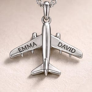 Naszyjnik ze stali nierdzewnej w kształcie samolotu z personalizowaną kartką z wiadomością PlaneA Name on Wings