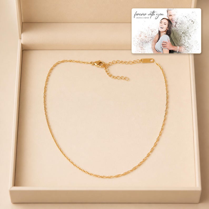 Puede incluir: Un collar de cadena en tono dorado con cierre de mosquet&oacute;n y eslab&oacute;n extensor ajustable. Se incluye una tarjeta rectangular con una fotograf&iacute;a de una pareja y el texto "forever with you" y "OLIVIA & ADAM" impreso en letra cursiva negra.