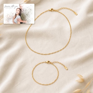 Puede incluir: Un collar de cadena y una pulsera a juego en tono dorado, ambos con un dise&ntilde;o de cuerda trenzada, cierres de langosta y cadenas de extensi&oacute;n. Se incluye una tarjeta rectangular con la foto de una pareja y el texto "forever with you".