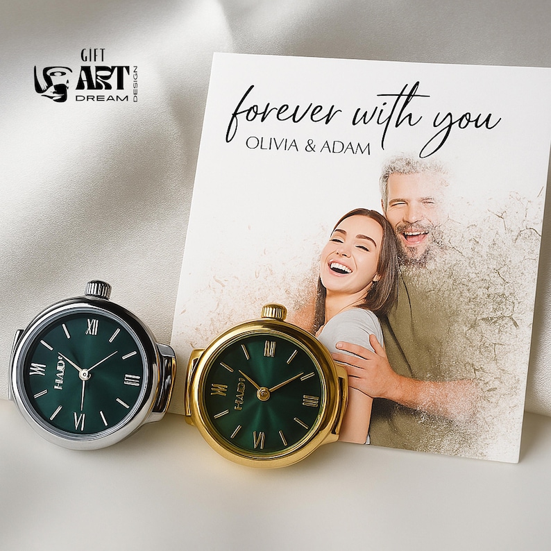 Peut inclure: Deux bagues de montre avec des cadrans verts, une argent&eacute;e et une dor&eacute;e, &agrave; c&ocirc;t&eacute; d'une carte avec le texte "forever with you" et une photo d'un couple. Les bagues de montre ont des chiffres romains et la marque "HAIDI".