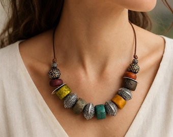 Statement-Perlenkette: Braun und Bronzefarben, mehrreihiger Schmuck im Boho-Stil