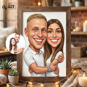 Pode incluir: Um retrato de caricatura emoldurado de um casal sorridente, abra&ccedil;ando-se. A obra de arte apresenta tra&ccedil;os faciais exagerados e est&aacute; emoldurada em uma moldura de madeira r&uacute;stica. Uma imagem menor embutida mostra o casal em uma fotografia. O fundo inclui plantas e velas.