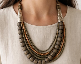 Mehrreihige Perlenkette in Erdbraun und Oliv, handgearbeiteter Boho-Schmuck
