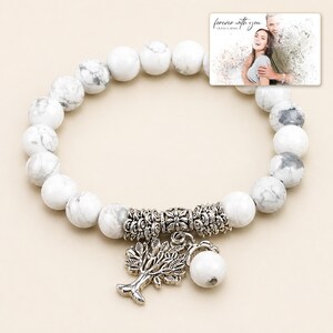 White and gray bead bracelet with silver-tone tree and hanging bead details, display view. A personalized greeting-card example appears in the corner.