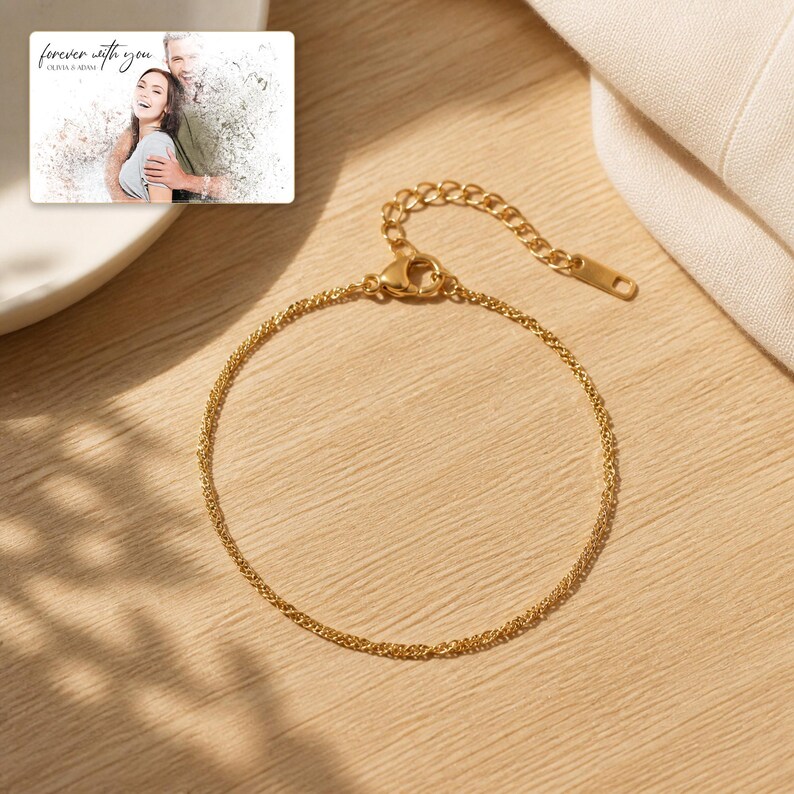 Puede incluir: Una pulsera de cadena en tono dorado con un dise&ntilde;o de eslabones finos, una cadena extensora ajustable y un cierre de mosquet&oacute;n. Incluye una peque&ntilde;a tarjeta rectangular con la foto de una pareja y el texto "forever with you".