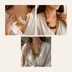 Puede incluir: Tres collares con diversos dise&ntilde;os de cuentas. El primero tiene un gran disco dorado martillado y cuentas claras. El segundo muestra cuentas esf&eacute;ricas de tonos &aacute;mbar y marr&oacute;n oscuro. El tercero es un collar de varias hileras con cuentas verdes y marrones.