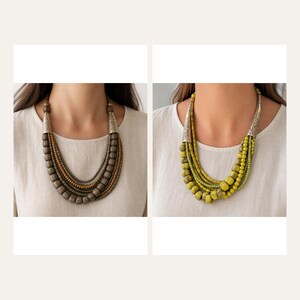 Pu&ograve; includere: Due collane a pi&ugrave; fili con perline di legno nei toni del marrone e del verde lime. Ogni collana include terminali conici in metallo argentato con intricati motivi in rilievo, che collegano i fili di perline a un punto centrale.