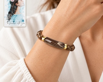 Bracciale con perline marroni, barretta curva effetto marmo e dettagli color oro, gioiello boho personalizzabile nei toni della terra, ideale come regalo.