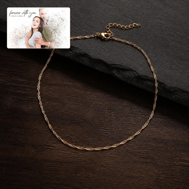 Puede incluir: Un collar de cadena trenzada en tono dorado con cierre de mosquet&oacute;n y cadena extensora ajustable. Se incluye una tarjeta rectangular que muestra una fotograf&iacute;a de una pareja con el texto "forever with you" y "OLIVIA & ADAM" impreso.