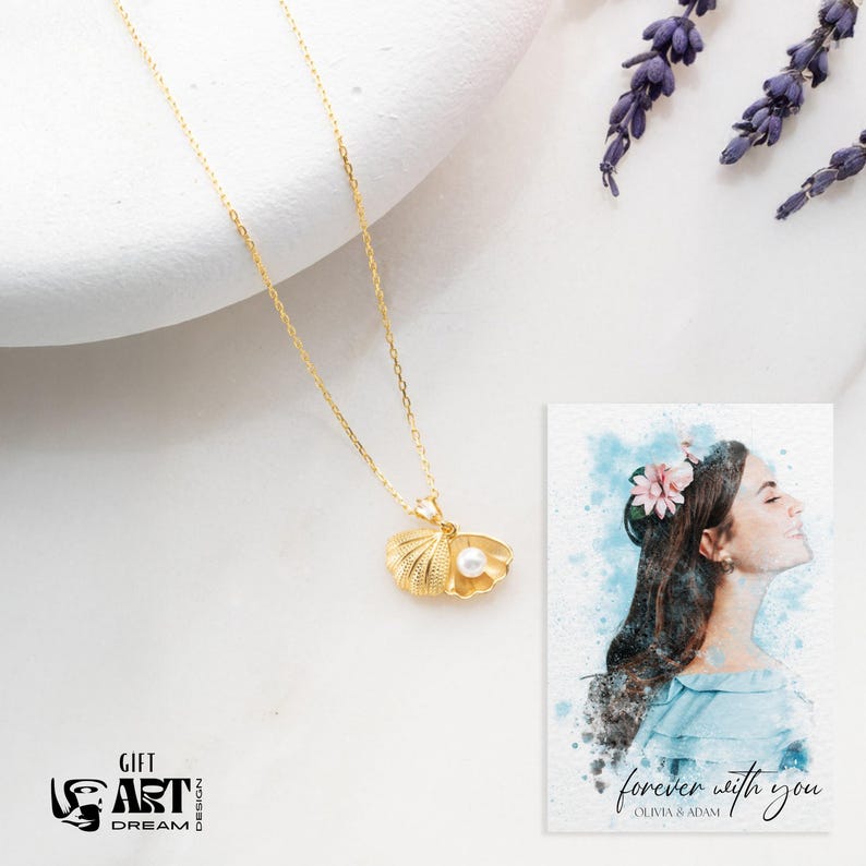 Op de afbeelding: Een goudkleurige ketting met een schelpenhanger en een parel. De ketting wordt getoond met een kaart met de tekst "forever with you" en een aquarelportret van een vrouw. Lavendel takjes zijn ook aanwezig.