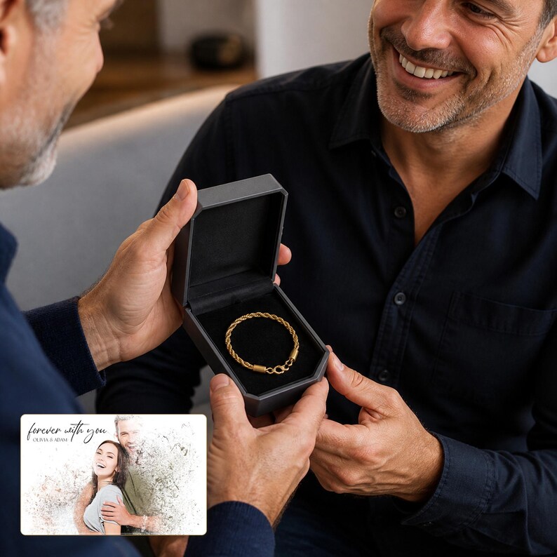 Pu&ograve; includere: Un bracciale a catena ritorta color oro riposa all'interno di un portagioie esagonale grigio scuro. &Egrave; incluso un biglietto rettangolare con una fotografia stampata di una coppia e il testo "forever with you" seguito da "OLIVIA & ADAM".