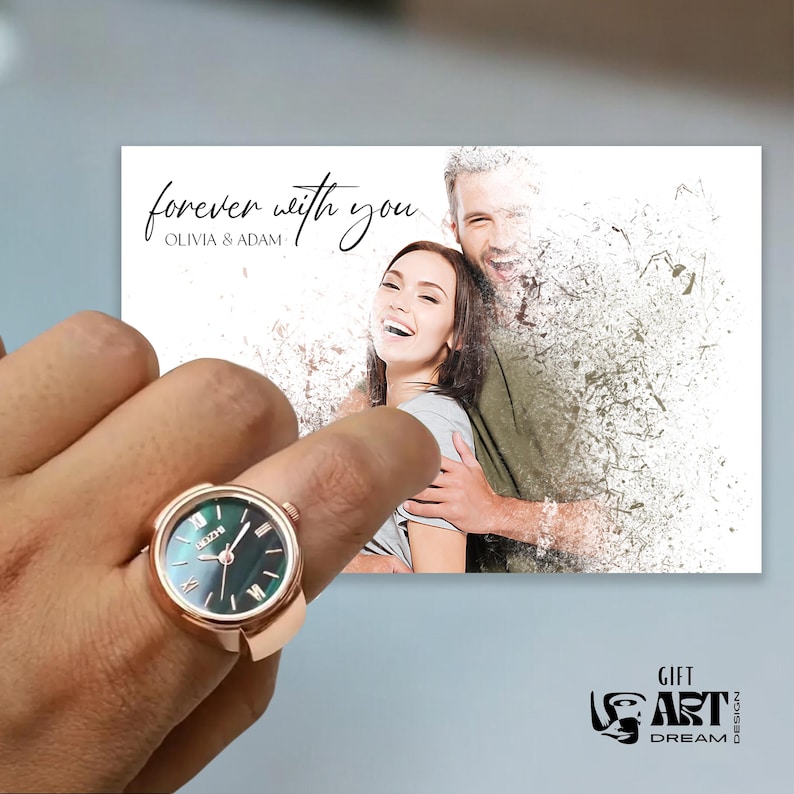 Peut inclure: Une montre-bague en or rose avec un cadran vert fonc&eacute; est pr&eacute;sent&eacute;e devant une photo d'un couple. La montre a un cadran rond avec des chiffres romains et une petite couronne. La photo porte le texte "forever with you" et les noms "Olivia & Adam".